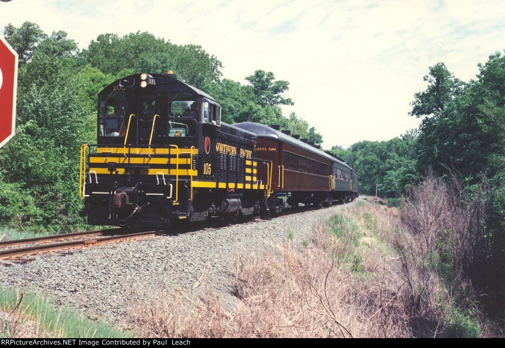 Excursion train eases south